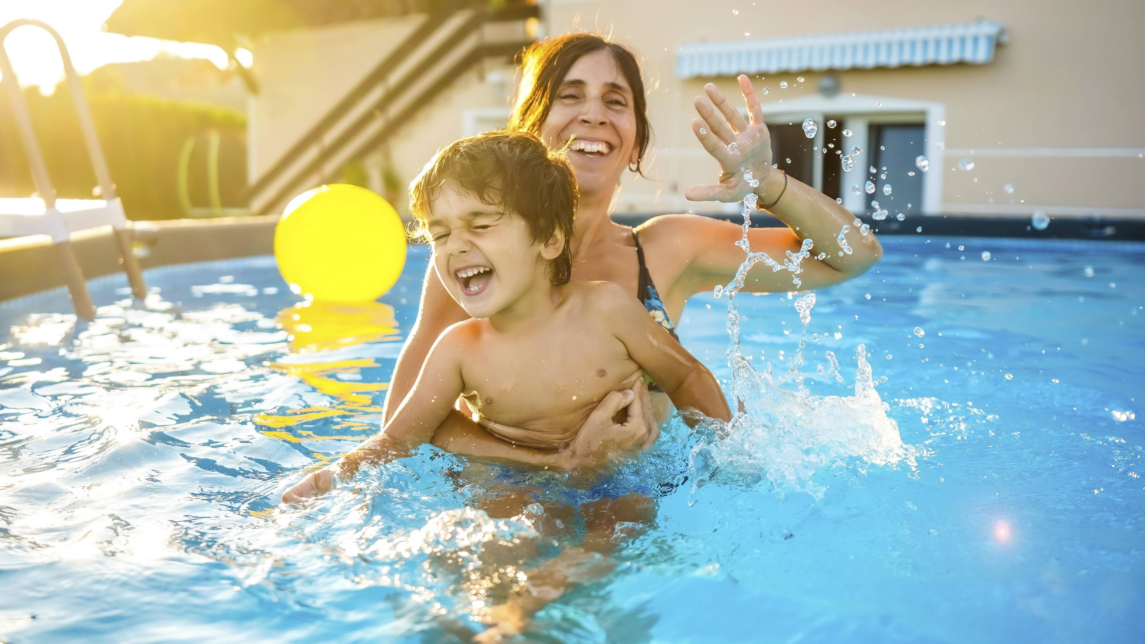Mutter mit ihrem kleinen Sohn im Pool