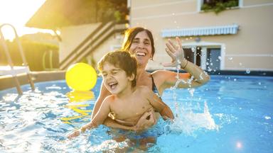 Mutter mit ihrem kleinen Sohn im Pool