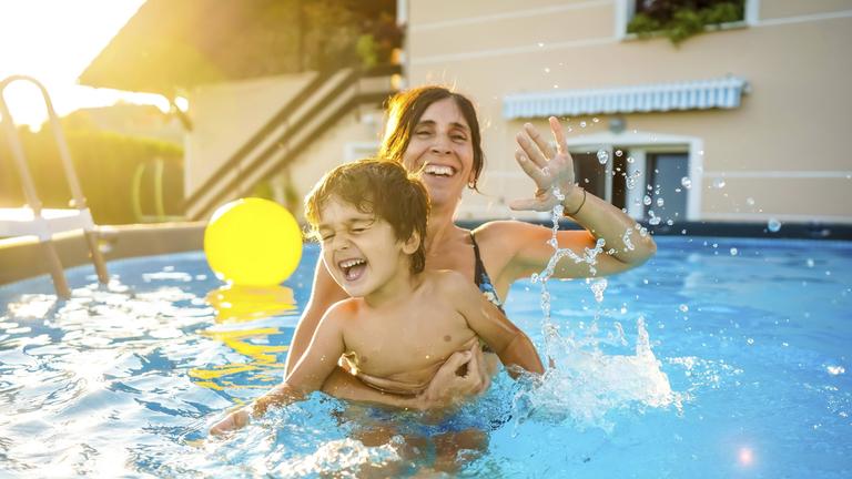 Mutter mit ihrem kleinen Sohn im Pool