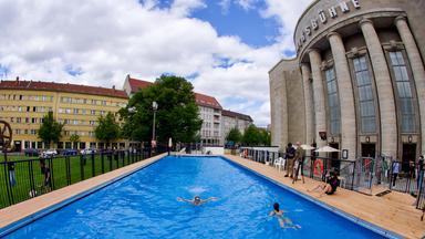 Die Rettungsschwimmerinnen Helena und Donate schwimmen im öffentlichen Schwimmbecken vor der Volksbühne am Rosa-Luxemburg-Platz, Berlin, am 07.08.2026.