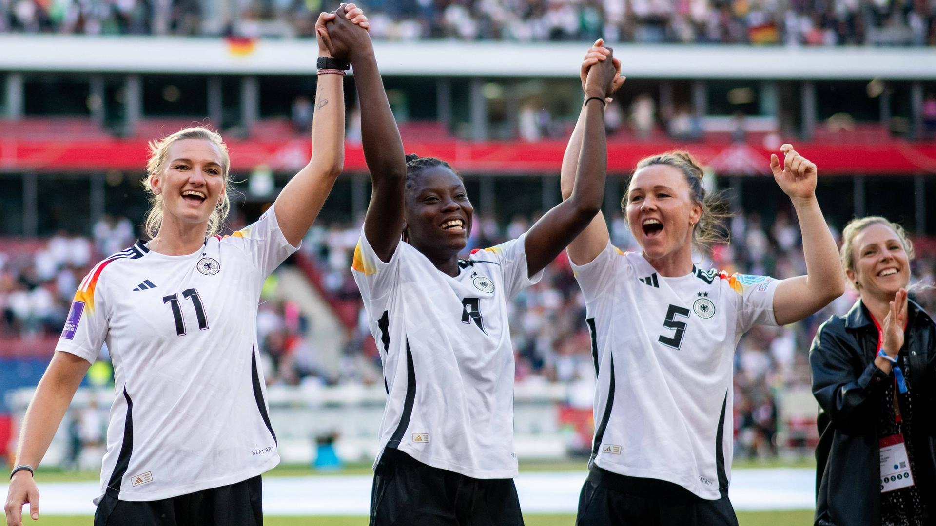Die Fußballerinnen Alexandra Popp, Nicole Anyomi und Marina Hegering beim jubeln