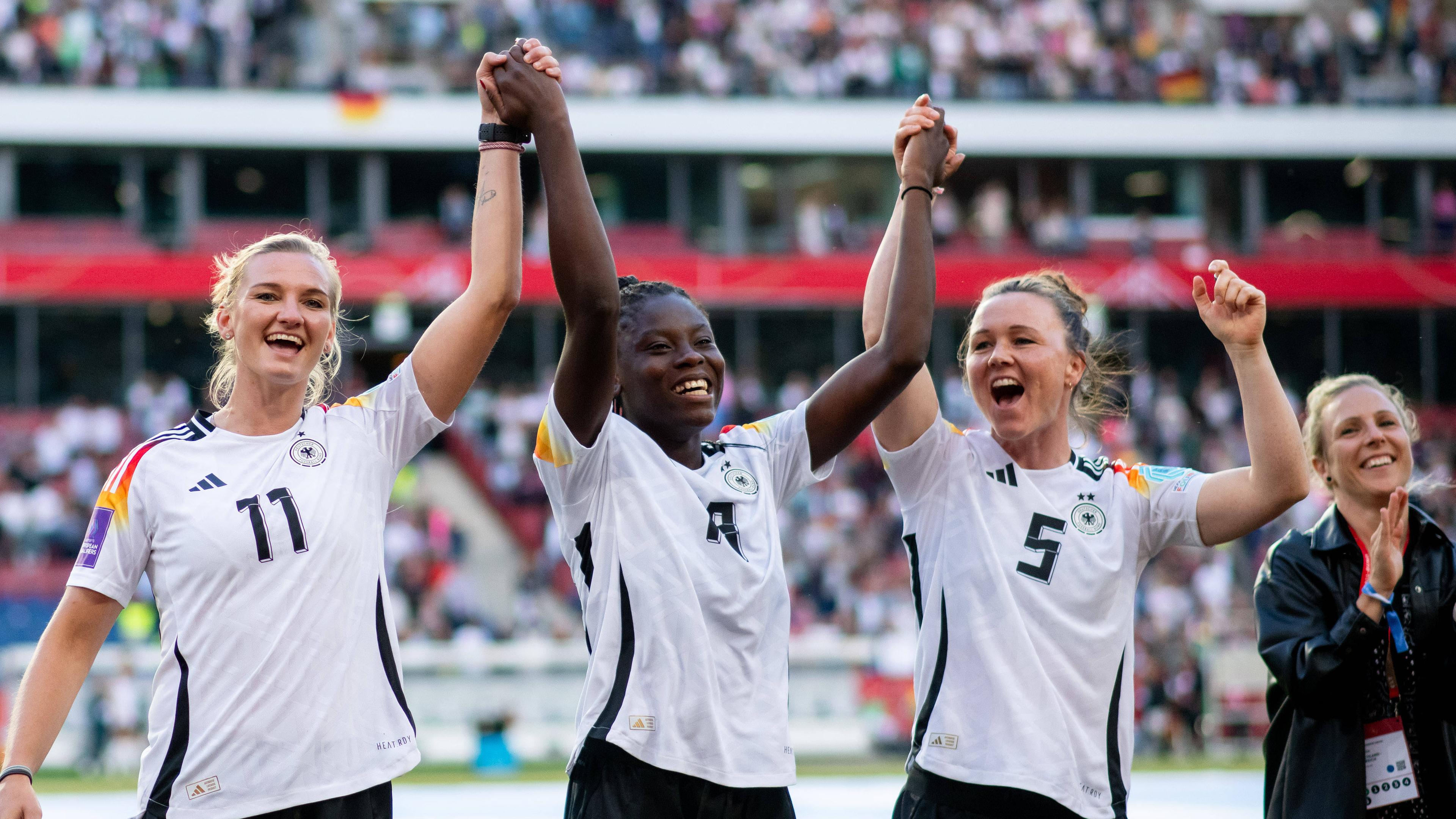 Die Fußballerinnen Alexandra Popp, Nicole Anyomi und Marina Hegering beim jubeln
