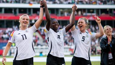 Die Fußballerinnen Alexandra Popp, Nicole Anyomi und Marina Hegering beim jubeln