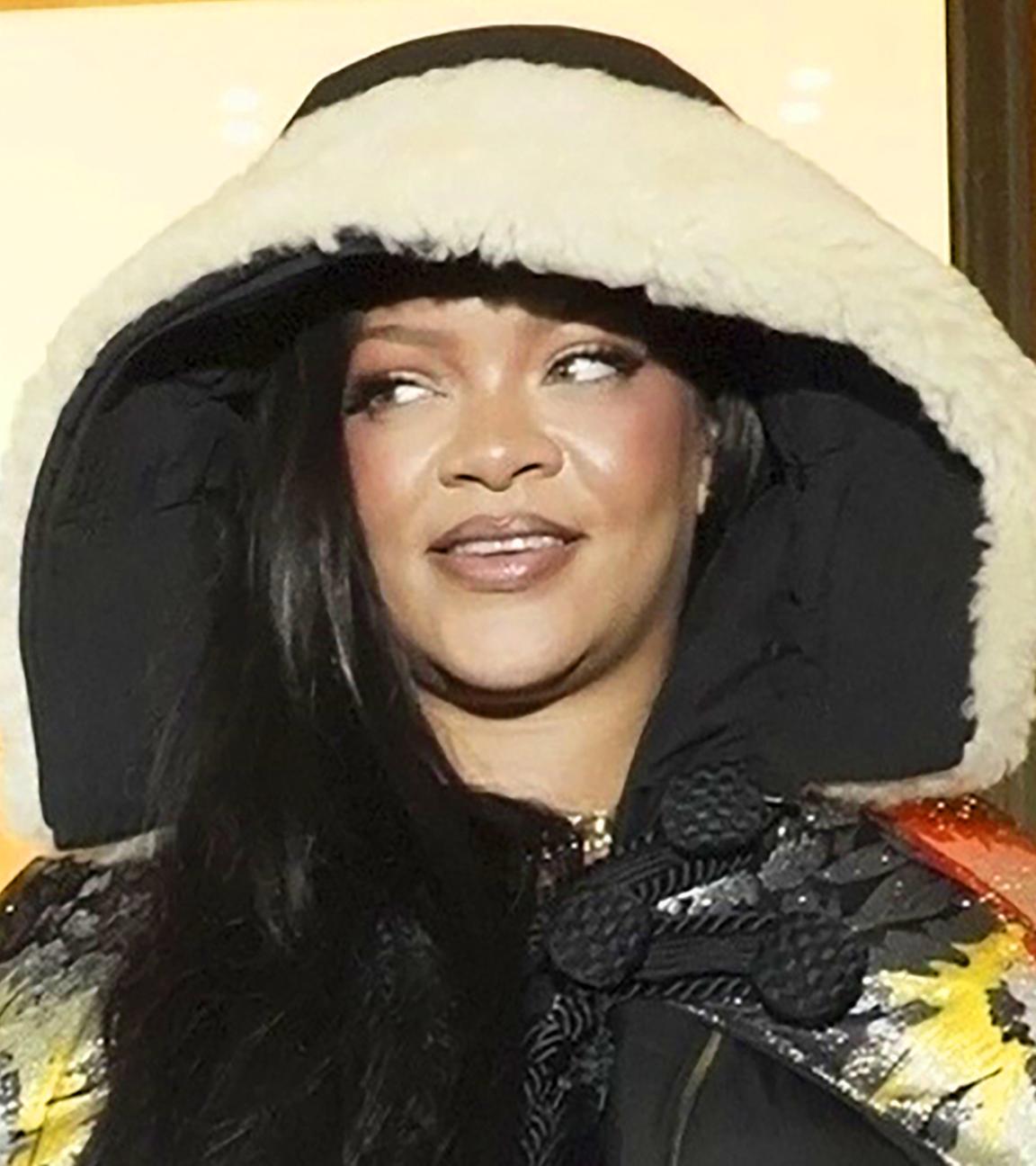 US-Sängerin Rihanna trägt eine große Kapuze.