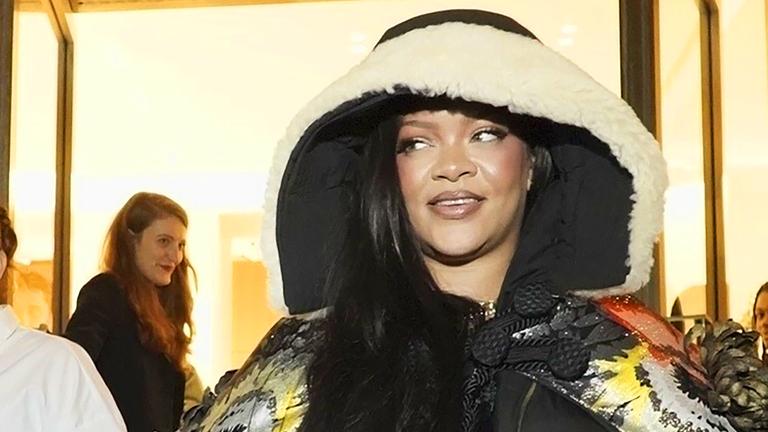 US-Sängerin Rihanna trägt eine große Kapuze.