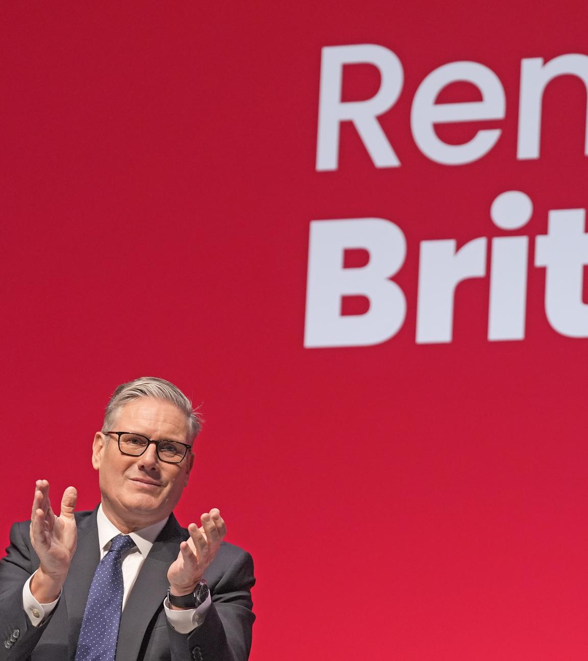 Der britische Premierminister und Parteivorsitzende von Labour, Keir Starmer, steht auf dem Labour-Parteitag vor der Aufschrift "Renew Britain".