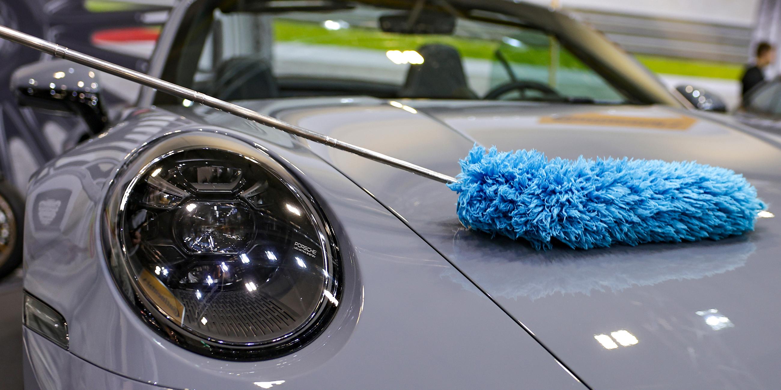 Porsche 911 wird geputzt