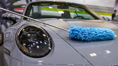 Porsche 911 wird geputzt