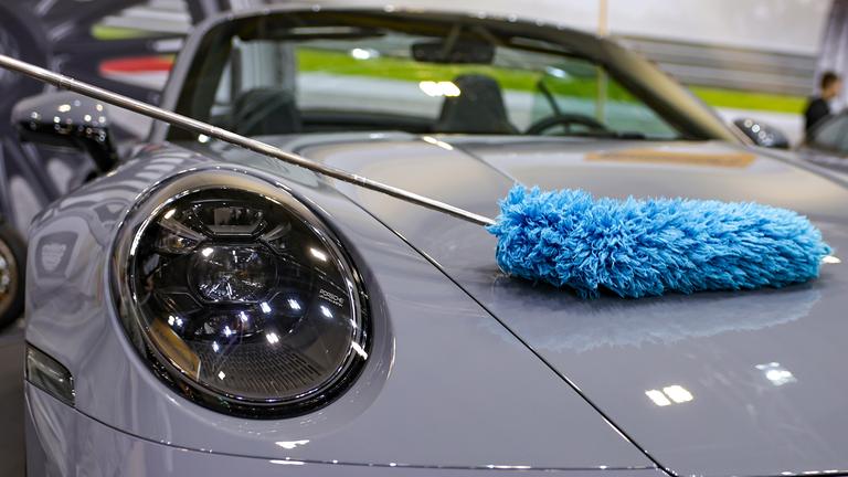 Porsche 911 wird geputzt
