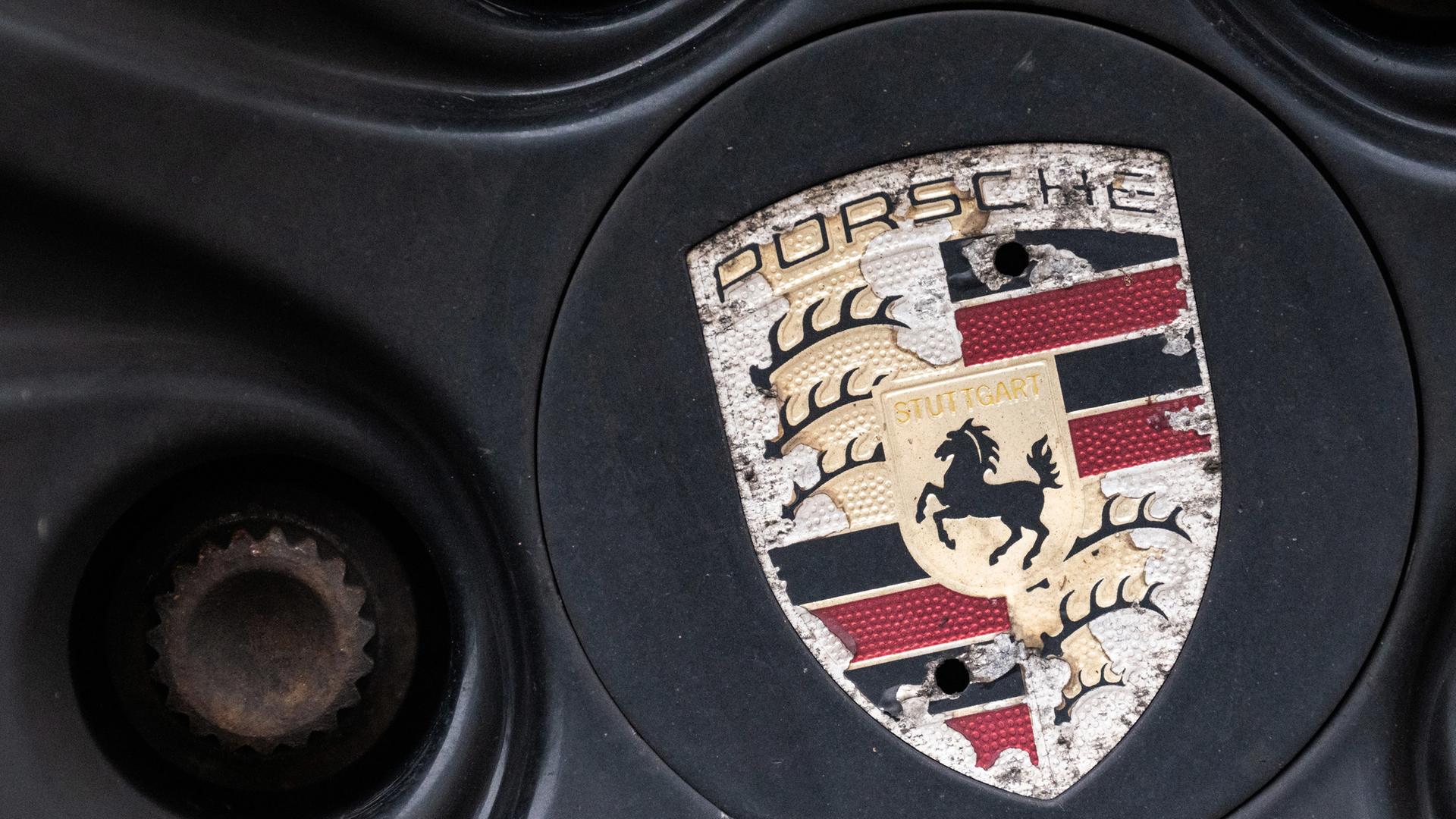 Symbolbild: Ein Logo der Porsche AG ist an einer älteren Felge eines Porsche Fahrzeuges zu sehen.