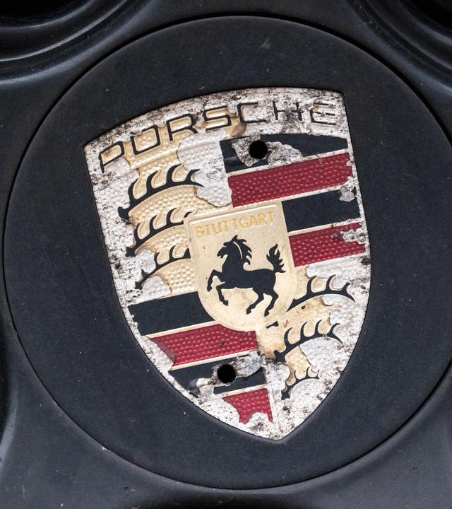 Symbolbild: Ein Logo der Porsche AG ist an einer älteren Felge eines Porsche Fahrzeuges zu sehen.
