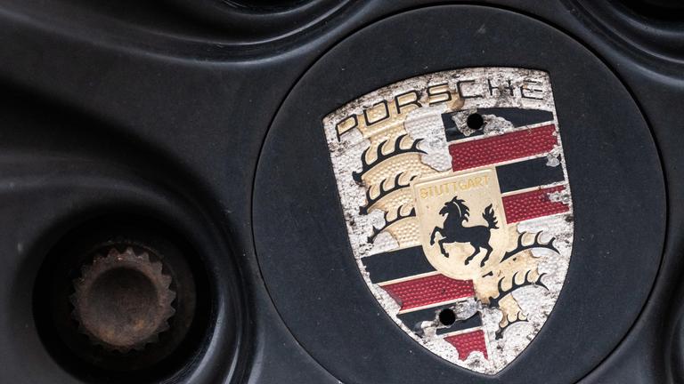 Symbolbild: Ein Logo der Porsche AG ist an einer älteren Felge eines Porsche Fahrzeuges zu sehen.