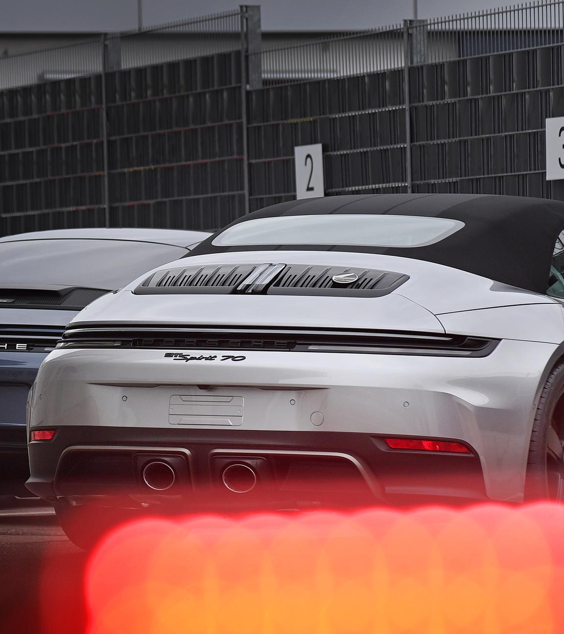 Porsche Sportwagen auf einem Hof, aufgenommen am 10.03.2026