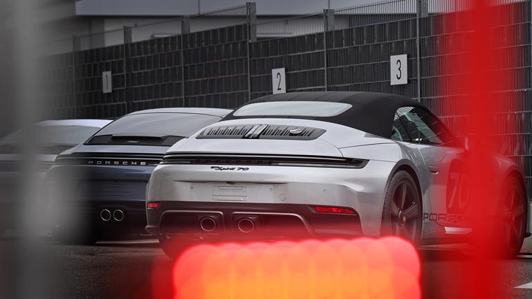 Porsche Sportwagen auf einem Hof, aufgenommen am 10.03.2026