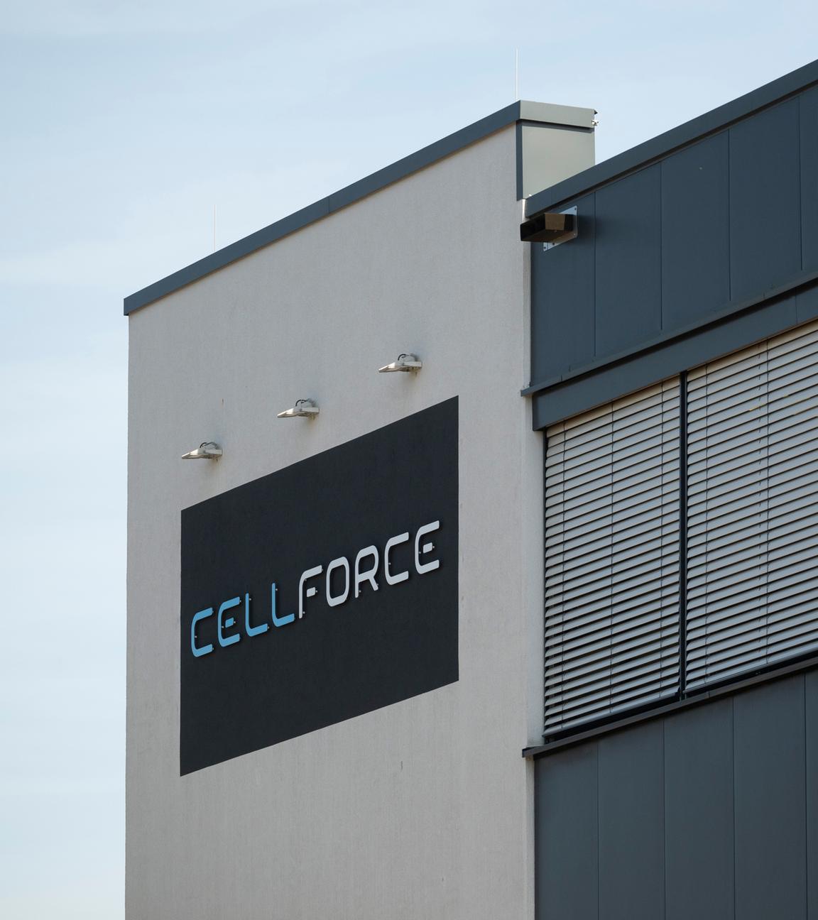 25.08.2025, Baden-Württemberg, Kirchentellinsfurt: Das Cellforce-Logo ist während einer Betriebsversammlung an der Fassade des Sitzes des Batterie-Unternehmens Cellforce zu sehen.
