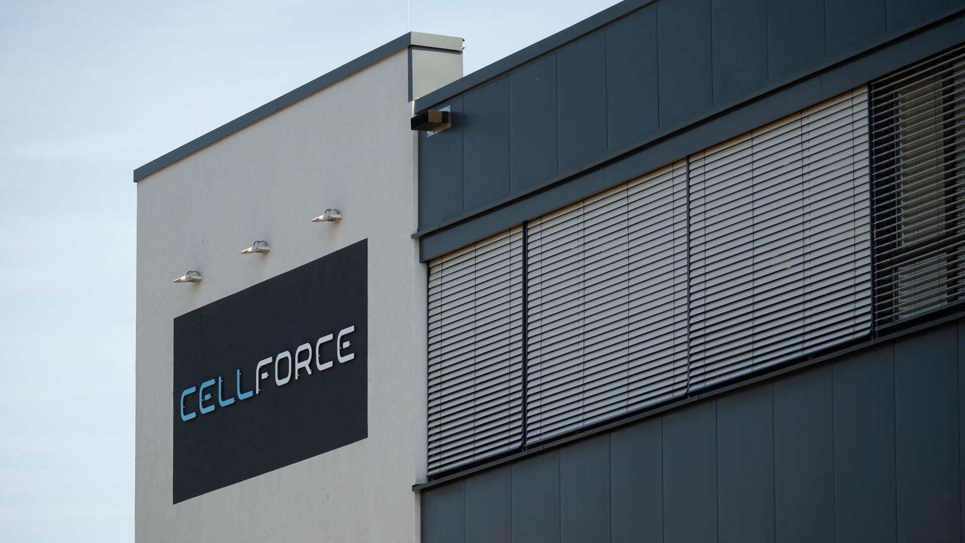 25.08.2025, Baden-Württemberg, Kirchentellinsfurt: Das Cellforce-Logo ist während einer Betriebsversammlung an der Fassade des Sitzes des Batterie-Unternehmens Cellforce zu sehen.