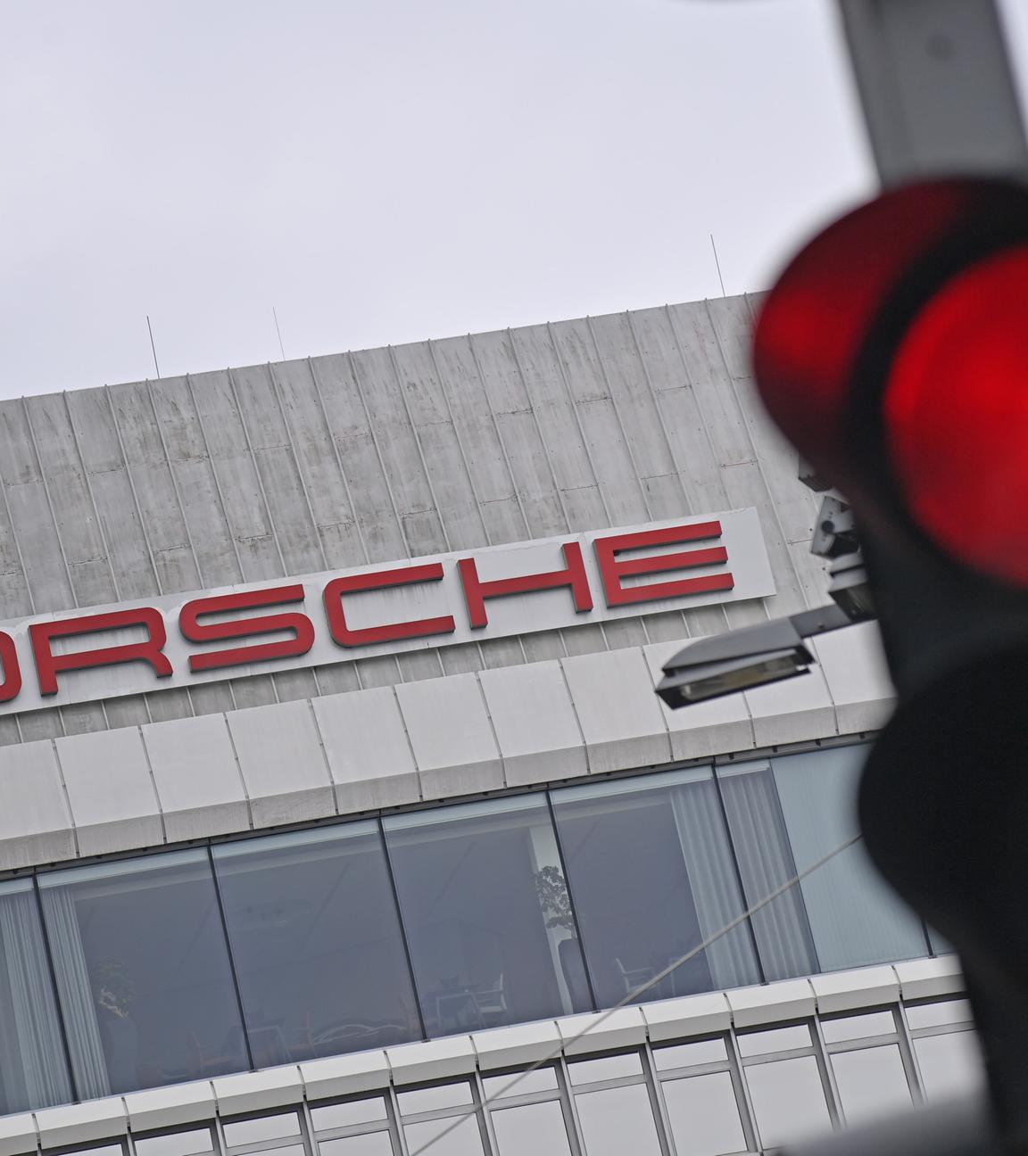 Der Porschesitz ist zu sehen und eine rote Ampel.