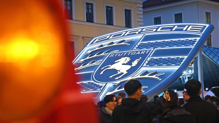Logo der Firma Porsche am Stand der Firma auf der IAA Mobility 2025 in München am 09.09.2025