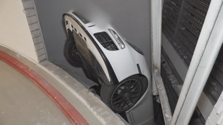 90-Jähriger kracht mit Porsche in Schacht