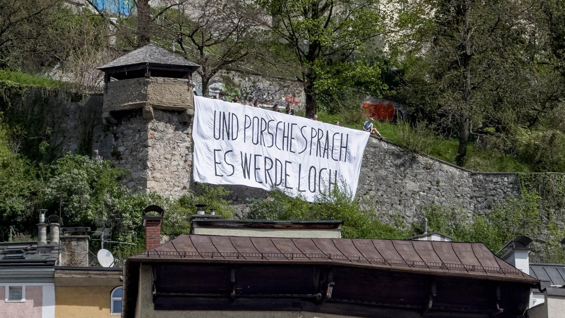 In der Stadt Salzburg demonstrierten Aktivisten gegen den geplanten Bau eines privaten Autotunnels, den Porsche-Aufsichtsratschef W. Porsche zu seiner im Jahr 2020 gekauften Villa am Kapuzinerberg errichten lassen will.