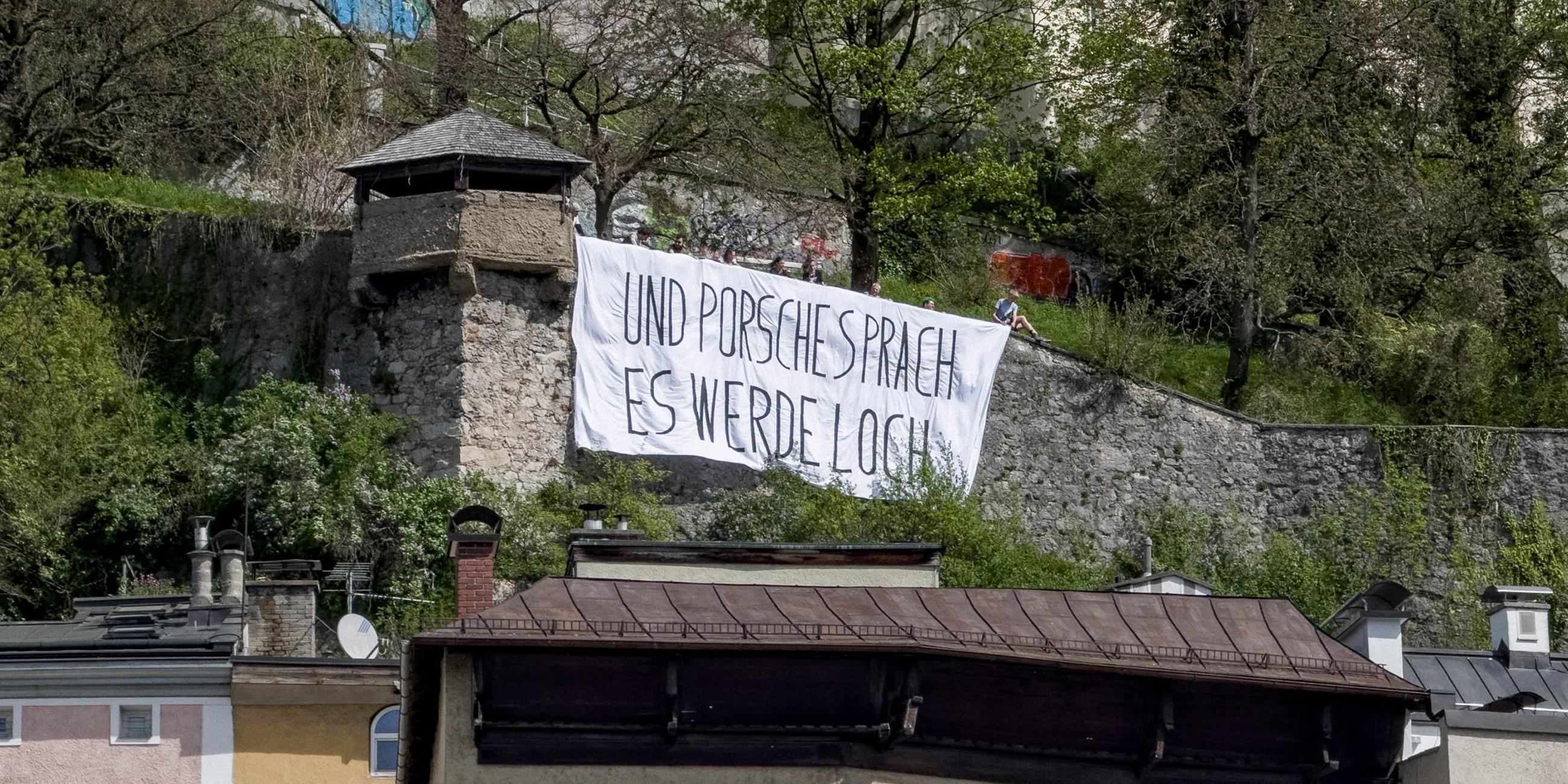 In der Stadt Salzburg demonstrierten Aktivisten gegen den geplanten Bau eines privaten Autotunnels, den Porsche-Aufsichtsratschef W. Porsche zu seiner im Jahr 2020 gekauften Villa am Kapuzinerberg errichten lassen will.