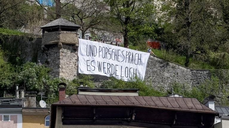 In der Stadt Salzburg demonstrierten Aktivisten gegen den geplanten Bau eines privaten Autotunnels, den Porsche-Aufsichtsratschef W. Porsche zu seiner im Jahr 2020 gekauften Villa am Kapuzinerberg errichten lassen will.
