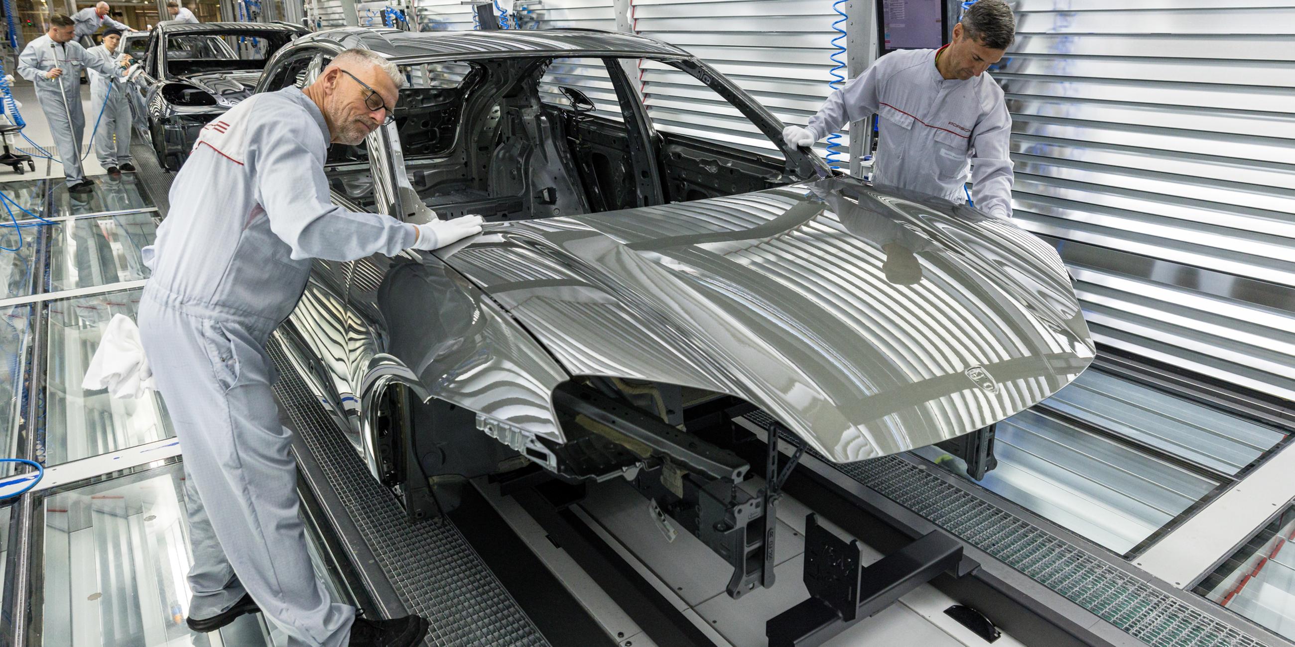 Mitarbeiter am Fließband bei Porsche im Leipziger Werk.