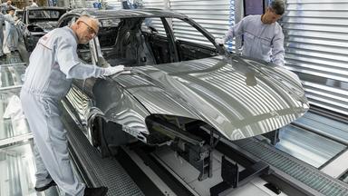 Mitarbeiter am Fließband im Porsche-Werk Leipzig.