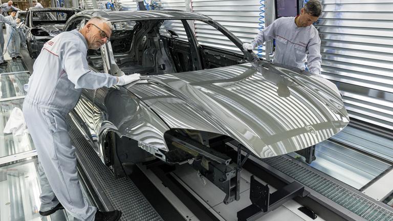 Mitarbeiter am Fließband im Porsche-Werk Leipzig.