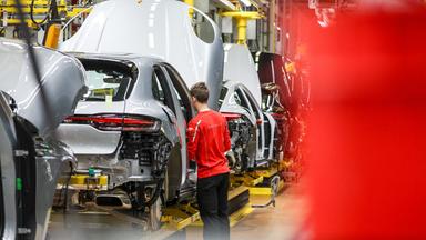 Sachsen, Leipzig: Ein Mitarbeiter montiert einen Porsche Macan im Werk Leipzig. 