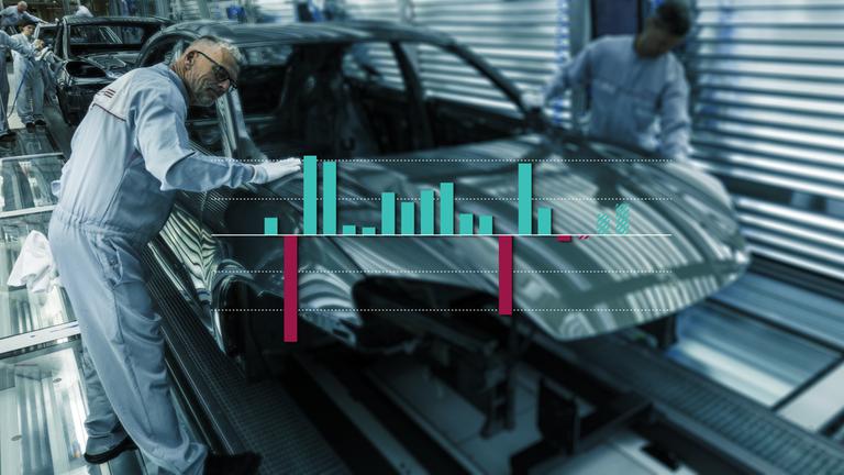 Mitarbeiter am Fließband im Porsche-Werk Leipzig.