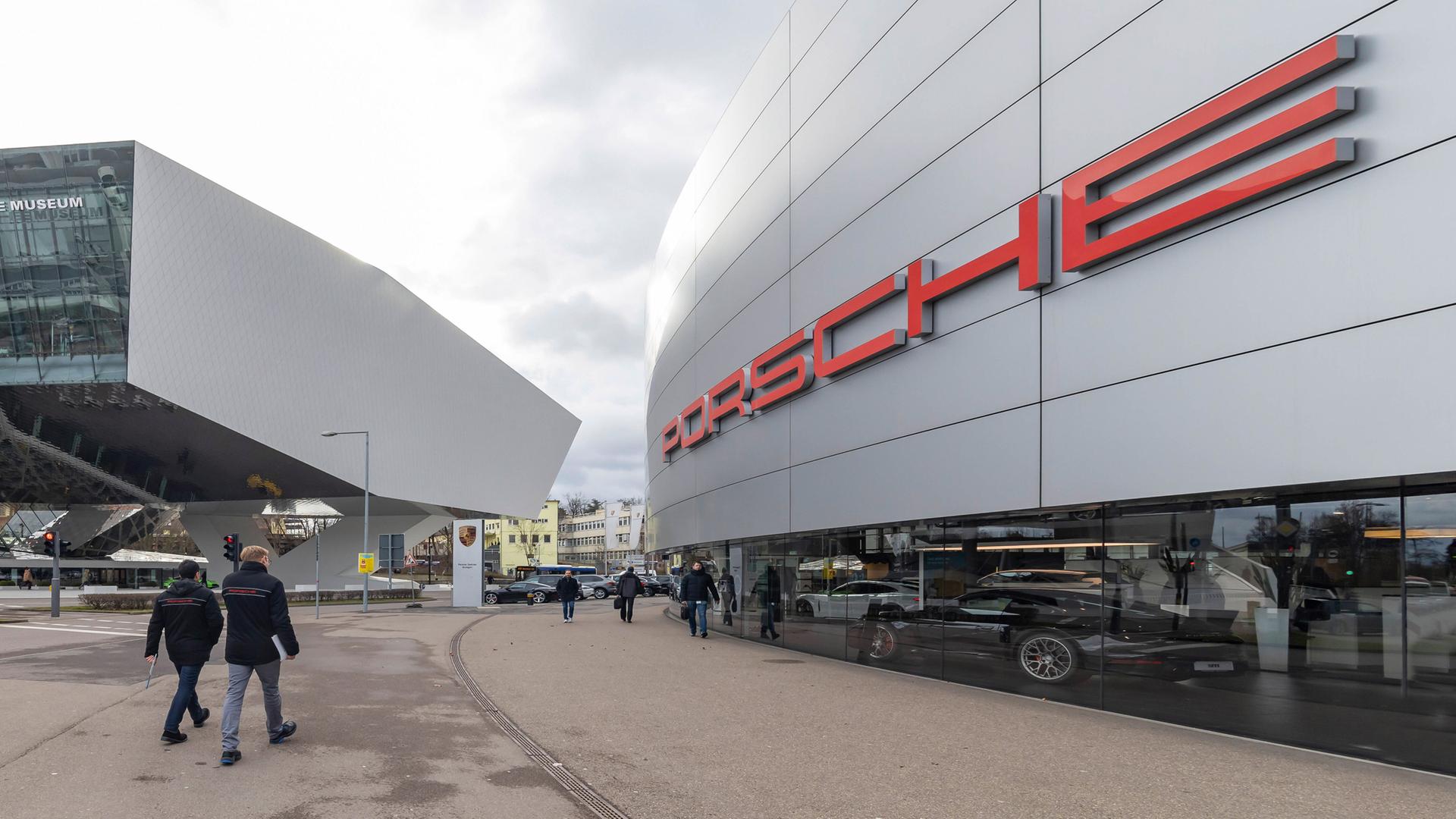 Der Porscheplatz in Stuttgart-Zuffenhausen mit Porschemuseum und Porsche-Niederlassung
