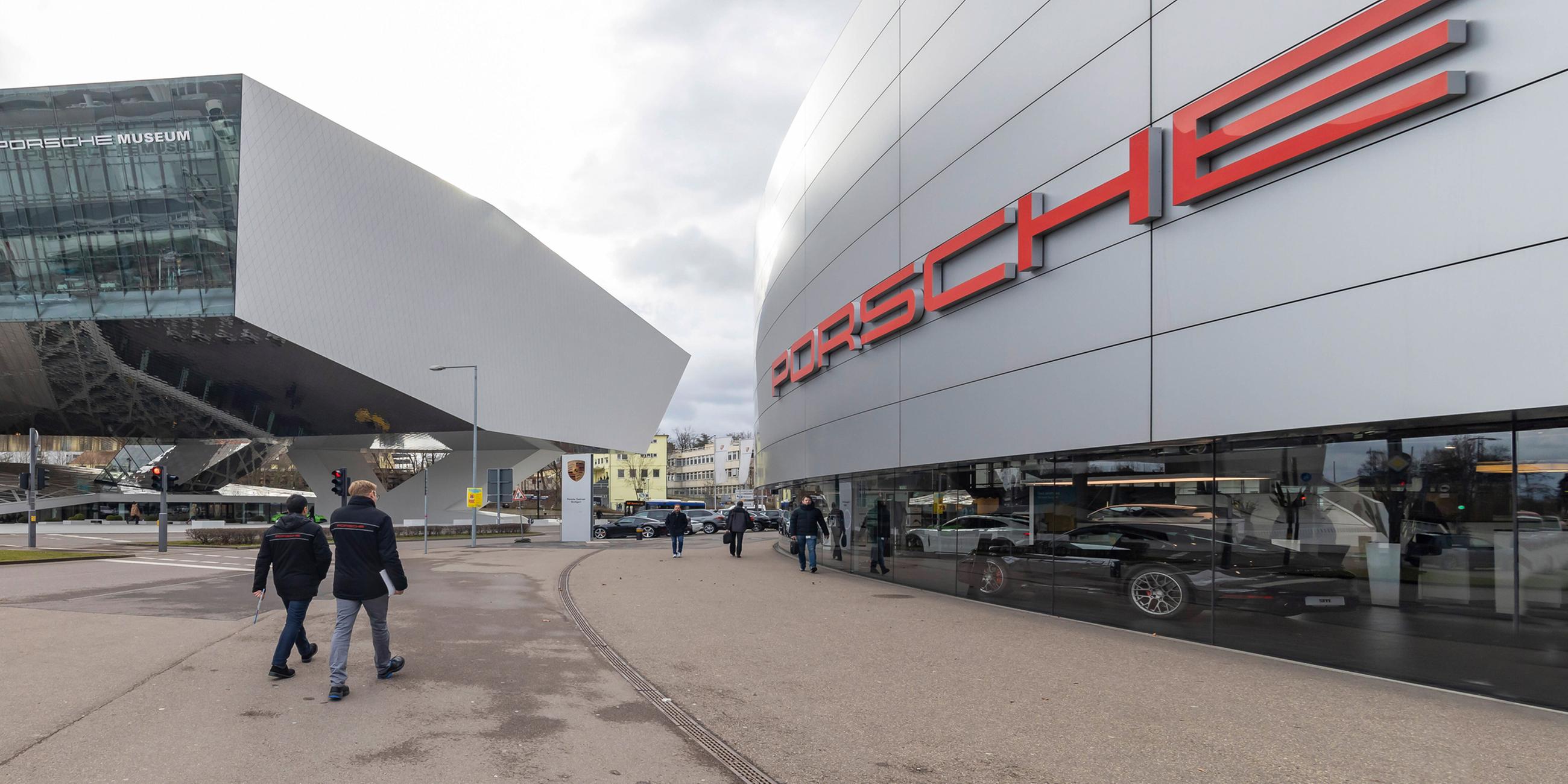 Der Porscheplatz in Stuttgart-Zuffenhausen mit Porschemuseum und Porsche-Niederlassung