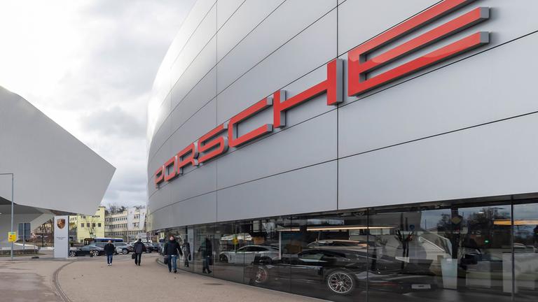 Der Porscheplatz in Stuttgart-Zuffenhausen mit Porschemuseum und Porsche-Niederlassung
