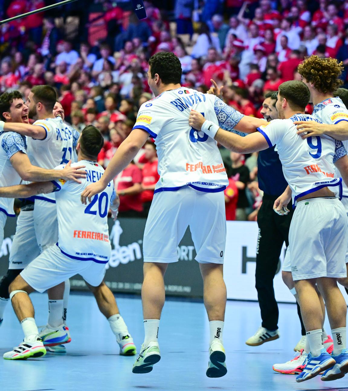 Portugals Spieler bilden einen Kreis und feiern hüpfend den Sieg über Dänemark