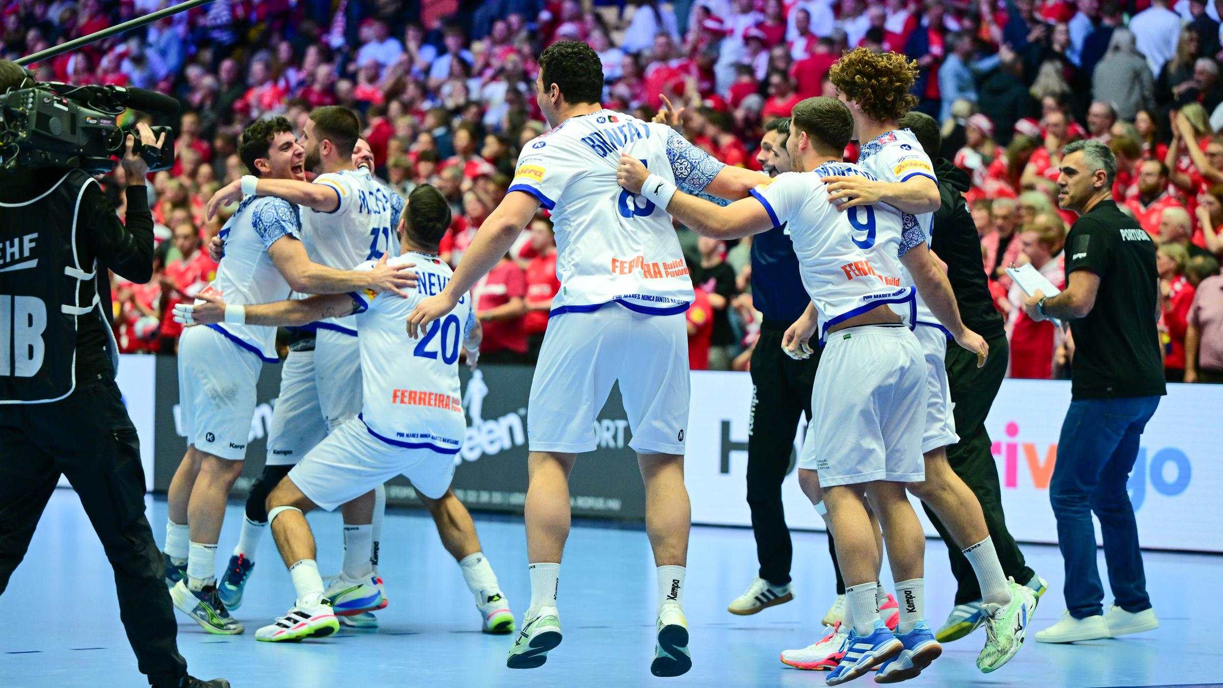 Portugals Spieler bilden einen Kreis und feiern hüpfend den Sieg über Dänemark