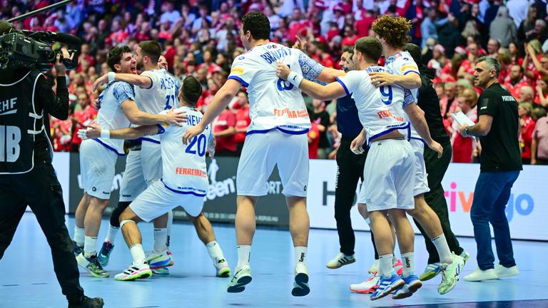 Portugals Spieler bilden einen Kreis und feiern hüpfend den Sieg über Dänemark