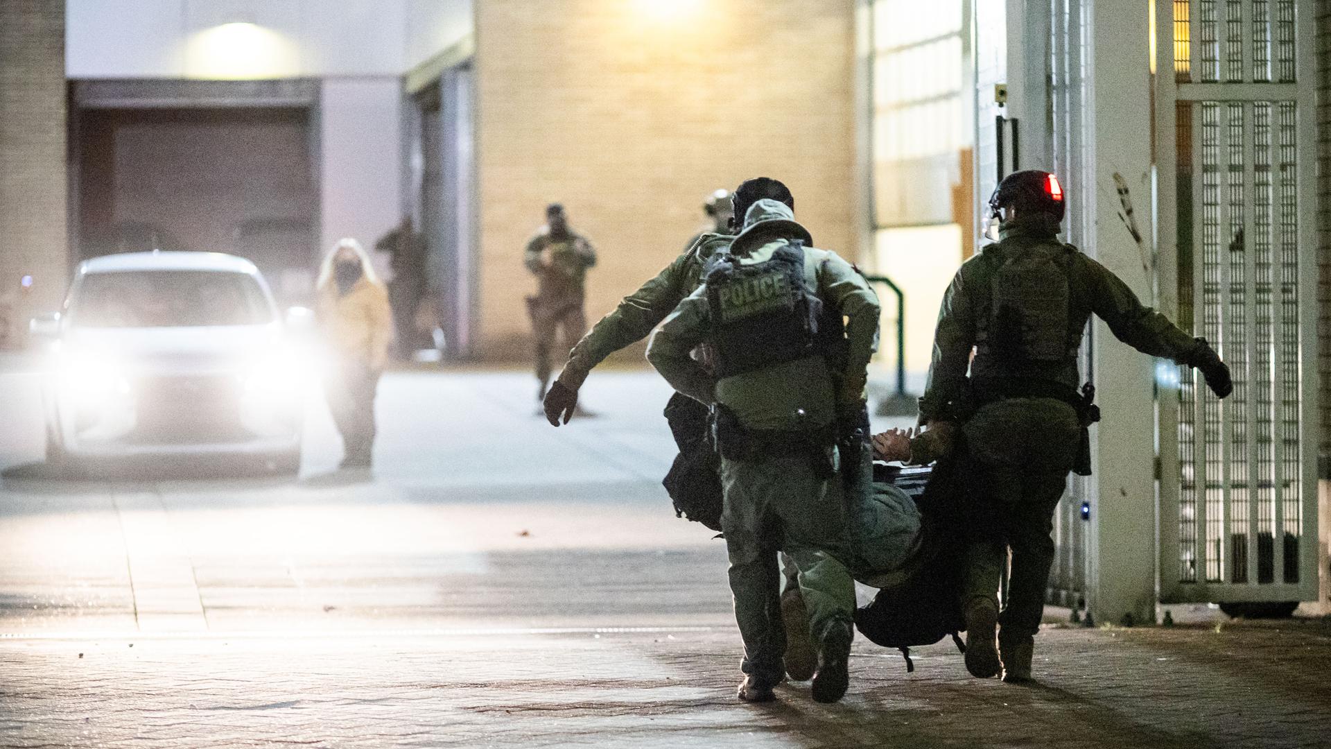 Beamte nehmen einen Demonstranten bei Protesten fest - an einem Gebäude der US-Einwanderungsbehörde in Portland.