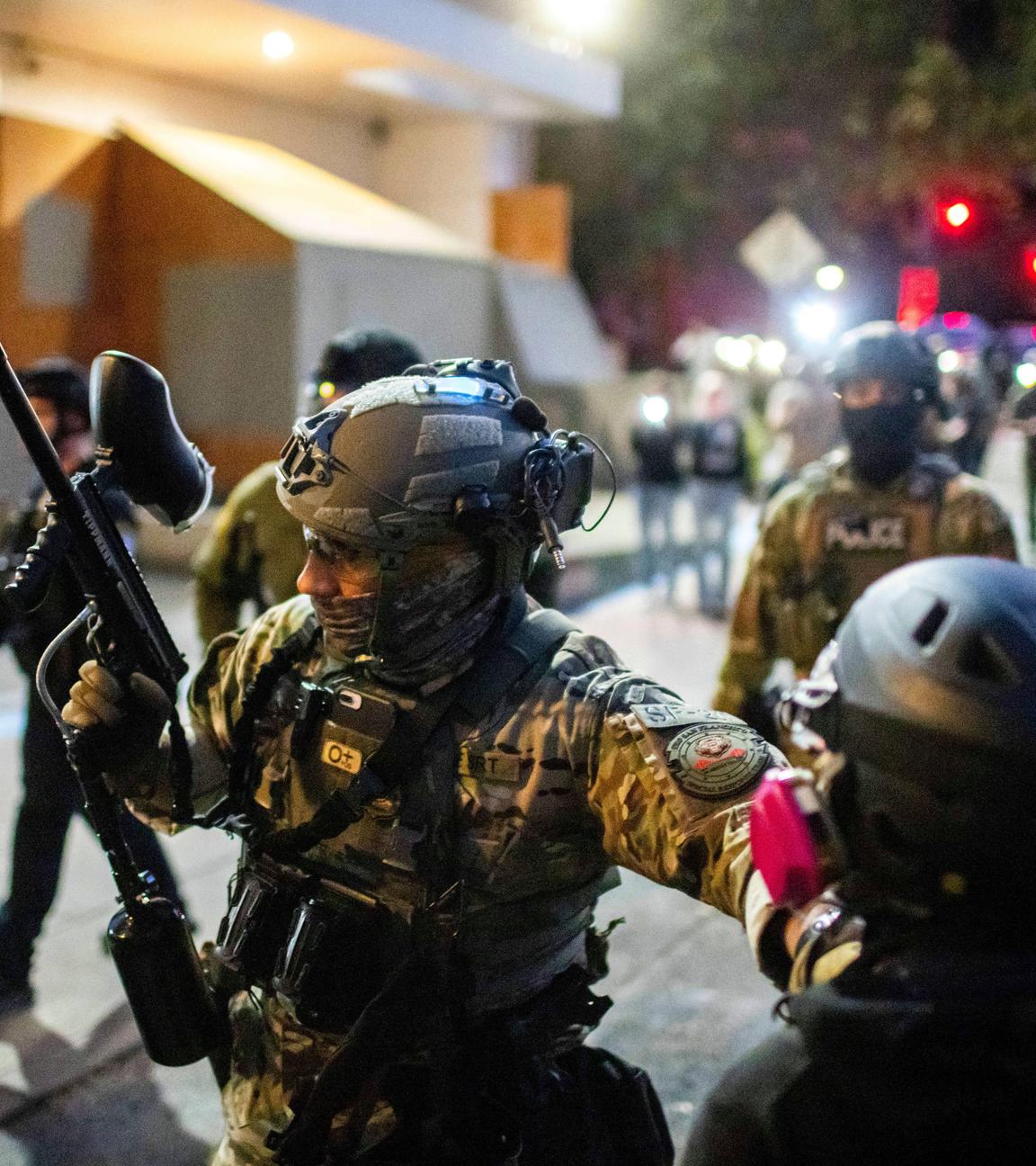 Demonstrierende und ICE-Agenten in Portland an einem Gebäude des US-Einwanderungsbehörde 