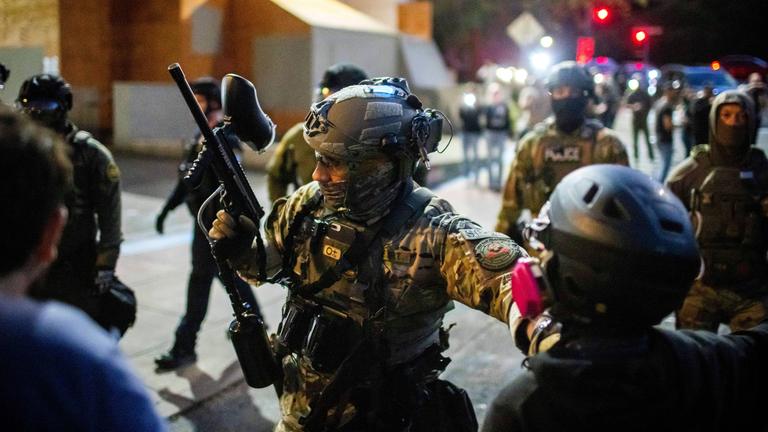 Demonstrierende und ICE-Agenten in Portland an einem Gebäude des US-Einwanderungsbehörde 