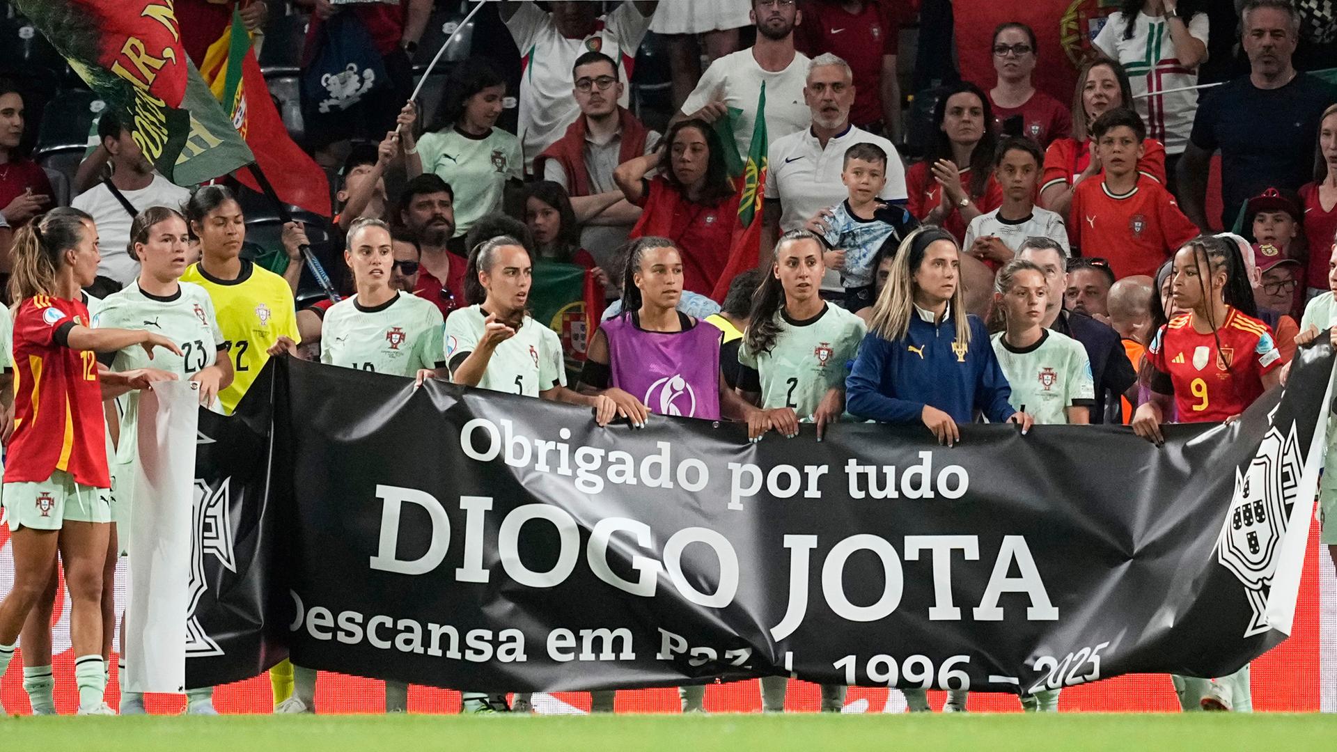am 03.07.2025 halten  Portugiesische Spielerinnen ein Banner zum Gedenken an den portugiesischen Fußballspieler Diogo Jota.
