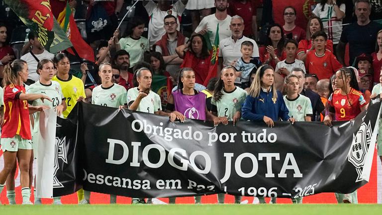 am 03.07.2025 halten  Portugiesische Spielerinnen ein Banner zum Gedenken an den portugiesischen Fußballspieler Diogo Jota.