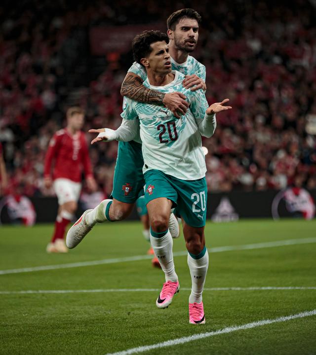 Der portugiesische Nationalspieler João Cancelo jubelt nach seinem Treffer zum 1:0 gegen Dänemark gemeinsam mit seinem Teamkollegen Rúben Neves.