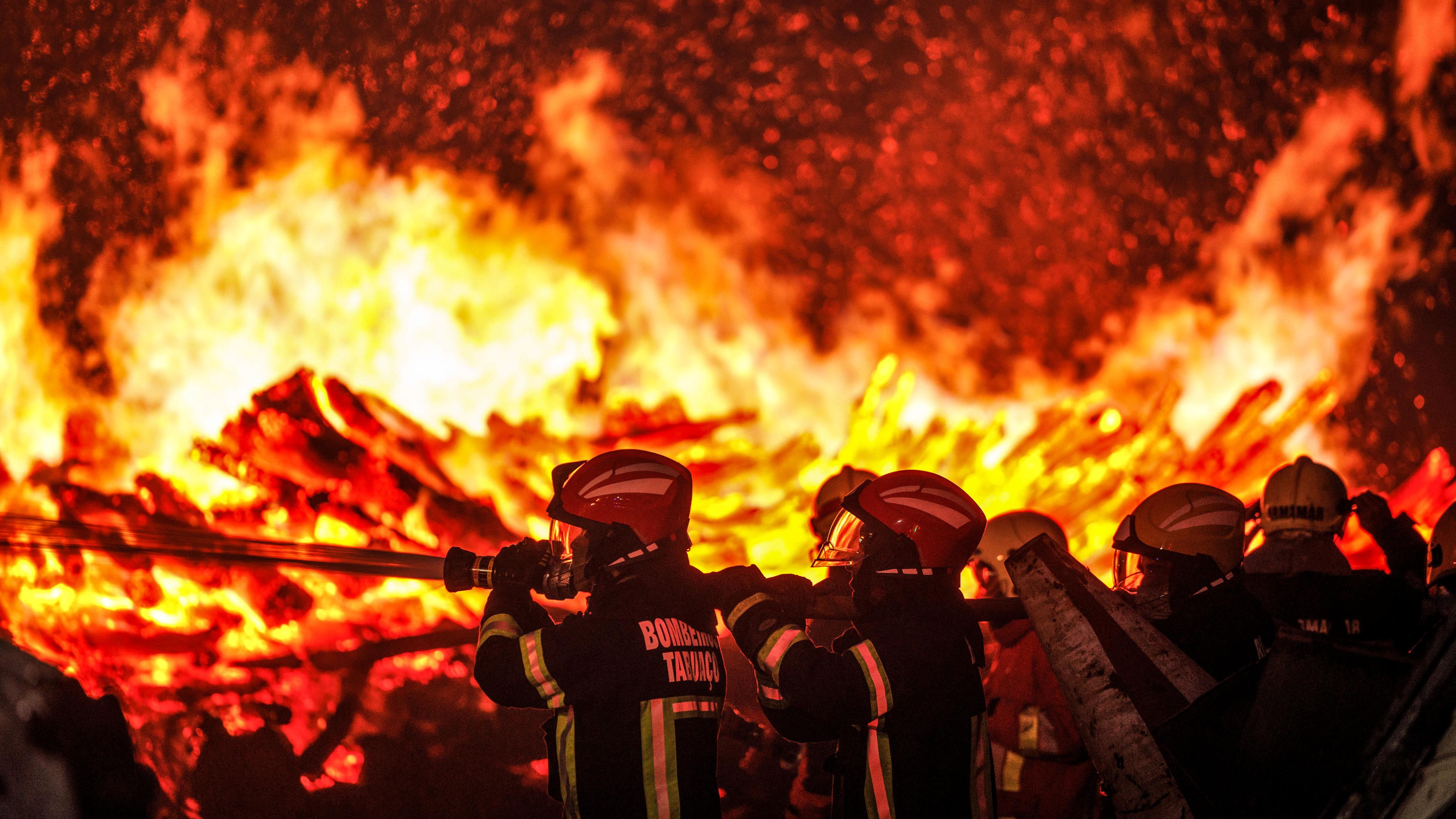 Feuerwehrleute bekämpfen einen Waldbrand in Chaves, Vila Real, Portugal, am 20. August 2025.