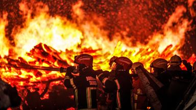 Feuerwehrleute bekämpfen einen Waldbrand in Chaves, Vila Real, Portugal, am 20. August 2025.