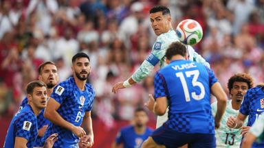 Portugals Cristiano Ronaldo beobachtet im Sprung, wie Nikola Vlasic den Ball aus der Gefahrenzone köpft.