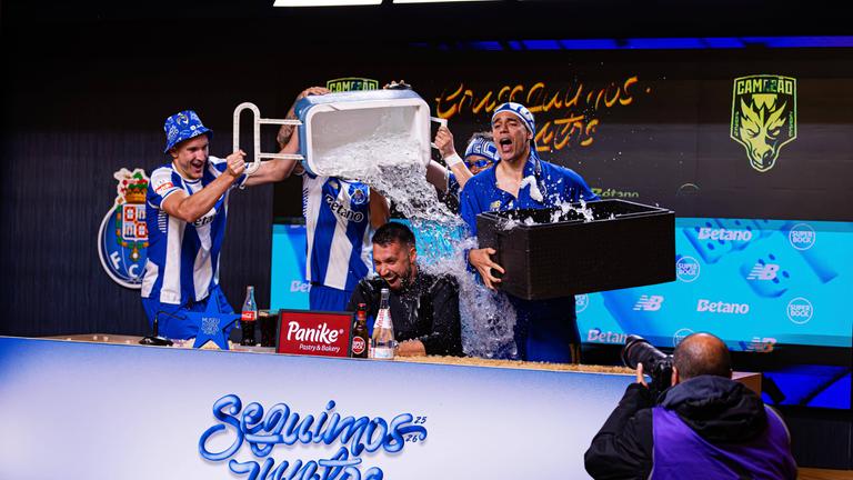 FC Porto-Trainer Francesco Farioli wird bei der Meisterfeier mit Wasser überschüttet  