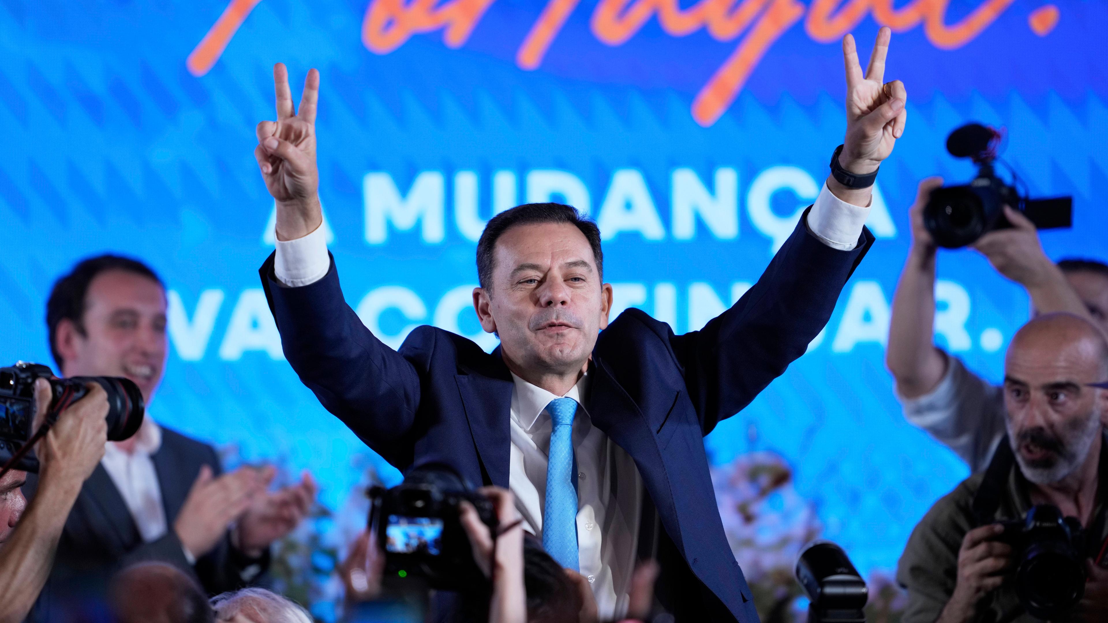 Portugals amtierender Ministerpräsident Luis Montenegro feiert den Wahlsieg seiner Partei in Lissabon.