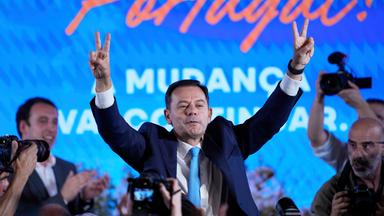 Portugals amtierender Ministerpräsident Luis Montenegro feiert den Wahlsieg seiner Partei in Lissabon.