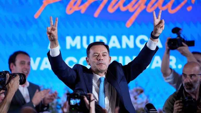 Portugals amtierender Ministerpräsident Luis Montenegro feiert den Wahlsieg seiner Partei in Lissabon.